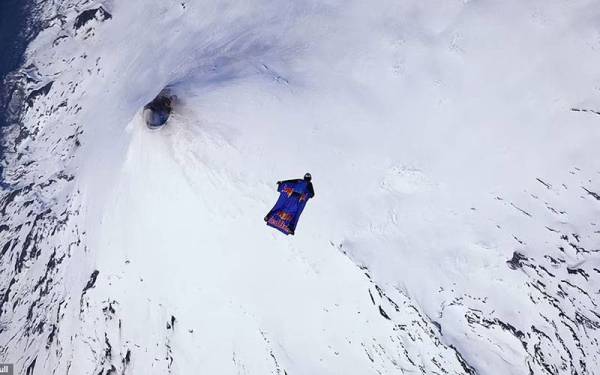 Sebastian Alvarez menggunakan sut sayap terbang untuk memasuki sedikit kawah Gunung Berapi Villarrica di Chile baru-baru ini. - Foto Red Bull