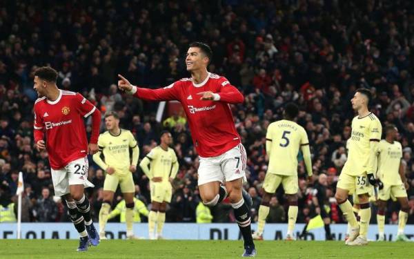 Ronaldo meledak dua gol ketika membantu Manchester United menewaskan Arsenal di Old Trafford.