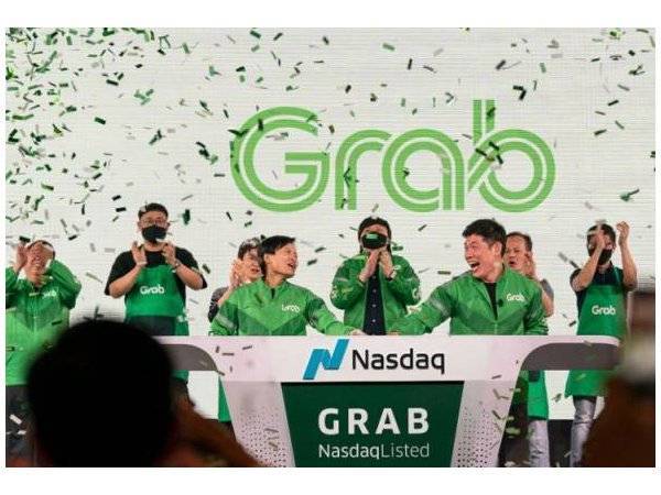 Di bawah penanda simbol 'Grab', peneraju superapp di Asia Tenggara, Grab Holdings Limited meraikan penyenaraian syarikat bersama warga kerja Grab, rakan-pemandu, penghantar dan peniaganya. - Foto Bernama