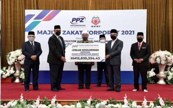 Idris (tiga dari kiri) merakamkan gambar bersama tetamu kehormat yang hadir selepas Majlis Zakat Korporat 2021 yang berlangsung di Masjid Negara, pada Khamis.