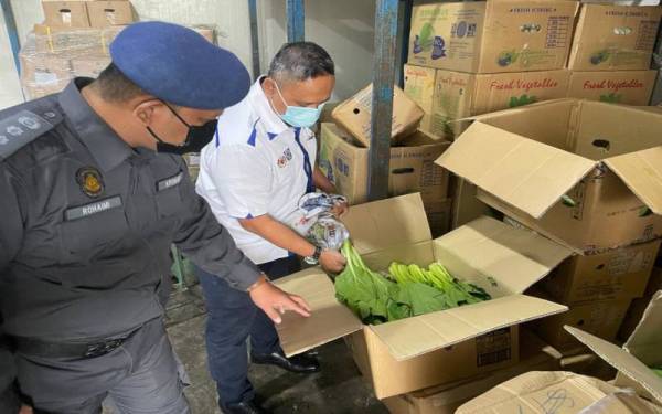 Pegawai KPDNHEP Johor ketika melakukan pemeriksaan harga di premis salah seorang pembekal sayur-sayuran di Johor Bahru.