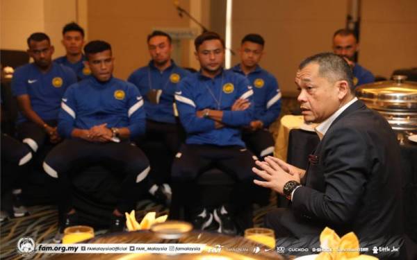 Hamidin menyampaikan amanat kepada pemain sebelum mereka berlepas ke Singapura. - Foto Facebook FAM