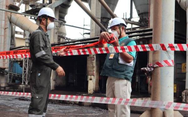 Pegawai Penyiasat JKKP Perak menyita kawasan kejadian di sebuah kilang simen di Gopeng pada Khamis. - Foto JKKP Perak