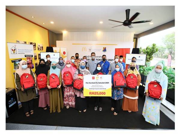 Azmir (baris kedua, kelima dari kanan) dan Alias (baris kedua, keempat dari kanan), wakil-wakil dari McDonald's Malaysia dan Sekolah Kebangsaan (Felda) Pasir Besar bersama ibu bapa yang menerima pek “Kembali Ke Sekolah” bagi pihak murid sekolah.