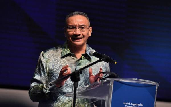 Hishammuddin ketika berucap pada Pelancaran Pameran Perkhidmatan Pertahanan Asia (DSA) dan Pameran Antarabangsa Keselamatan Kebangsaan (NATSEC) Asia 2022 di sebuah hotel hari ini. Foto Bernama