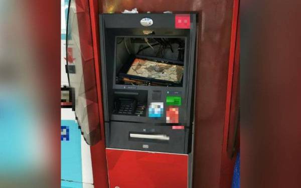 Keadaan mesin ATM yang dirosakkan suspek dalam kejadian di RnR Genting Sempah di sini pada Jumaat.