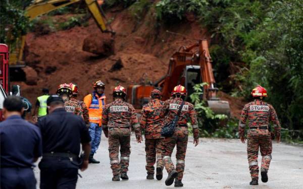 Anggota Pasukan Khas Operasi, Taktikal dan Penyelamat Malaysia (STORM) memasuki kawasan insiden tanah runtuh di Seksyen 27 hingga Seksyen 30, selepas Pos Raya di Jalan Simpang Pulai-Cameron Highlands pada Jumaat. - Foto Bernama 