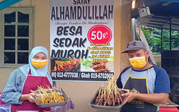 Mohd Suriadi dan Siti Rajihah menjadikan sate ayam 50 sen sebagai pendapatan sampingan bagi mengukuhkan ekonomi keluarga yang terkesan akibat pandemik Covid-19.