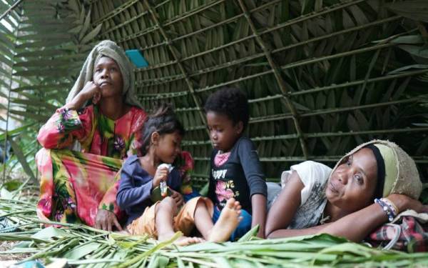 Orang Asli Bateq dari Kampung Orang Asli Aring 5 membina khemah untuk berlindung ketika menjalani kuarantin di dalam hutan bagi menghindar Covid-19.