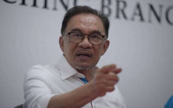 Anwar bercakap pada sidang media selepas mengumumkan nama calon yang akan bertanding pada PRN Sarawak di Ibu Pejabat Parti Keadilan Rakyat (PKR) malam ini. Foto Bernama