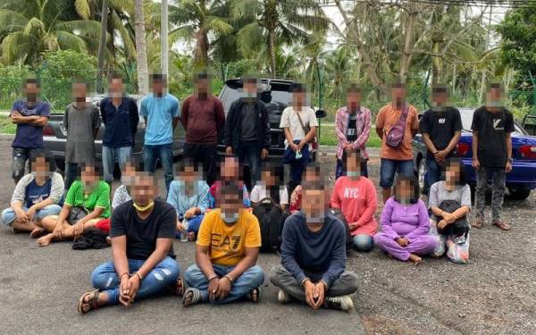 Seramai 21 PATI, tiga tekong darat dan seorang dalang utama sindiket penyeludupan ditahan dalam dua serbuan di Pantai Baru Morib.