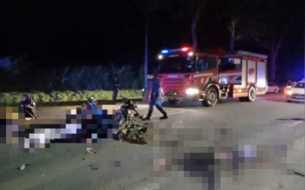 Akibat pelanggaran itu, kedua-dua mangsa yang maut jatuh di atas jalan manakala dua pembonceng tercampak hampir 10 meter ke atas jalan. - Foto ihsan PDRM