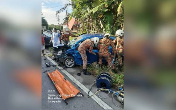 Anggota bomba mengeluarkan mangsa yang tersepit dalam Perodua Bezza di Kilometer 82, Jalan Ipoh -Kuala Lumpur di Bidor, Tapah pada Sabtu.
Foto: Ihsan Bomba Perak.