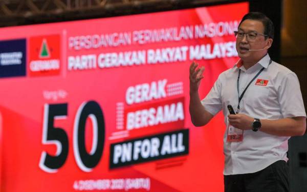 Dominic Lau Hoe Chai berucap pada Persidangan Perwakilan Nasional Parti Gerakan Rakyat Malaysia ke-50 pada Sabtu. - Foto Bernama 