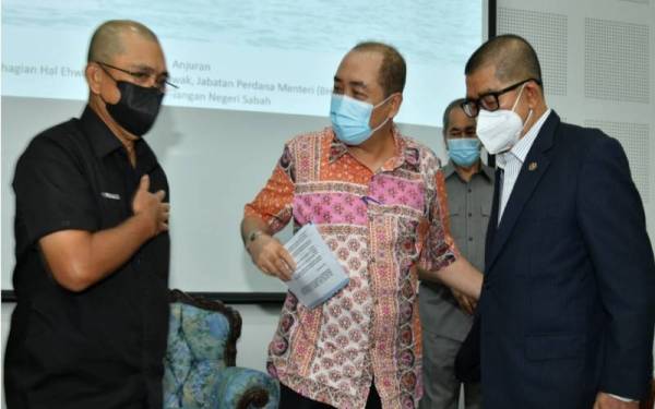 Hajiji bertemu Ronald dan Maximus ketika sesi taklimat sesi taklimat mengenai Majlis Khas Perjanjian Malaysia (MKMA63) di Kota Kinabalu, pada Sabtu.