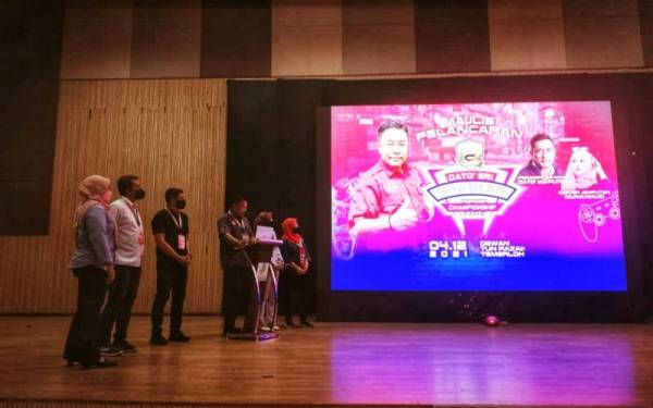 Mohd Sharkar (tengah) merasmikan pertandingan Datuk Seri Mohd Sharkar E-Sports Championship League yang disertai 54 pasukan di Dewan Tun Razak, Temerloh pada Sabtu.