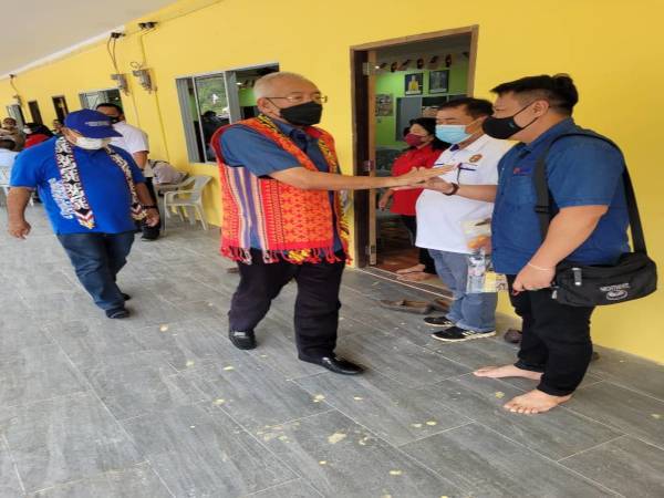 Mahdzir ketika mengadakan lawatan ke Rumah Panjang Langgong, Daerah Kanowit, Sarawak.