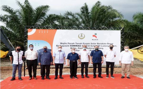 Saarani (lima dari kanan) bersama Ranhill pada Majlis Pecah Tanah Projek Berskala Besar 50MW Ladang Solar di Ladang Bikam, Bidor pada Sabtu.