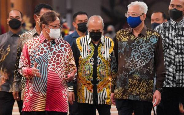 Ismail Sabri mendengar sesuatu yang diperkatakan Abang Johari (dua dari kiri) ketika tiba pada Majlis Makan Malam Pemimpin Bersama Rakyat hari ini. - Foto Bernama