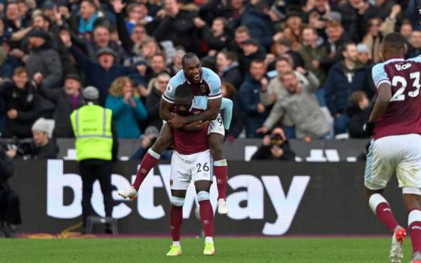 Masuaku (tengah) meraikan jaringannya bersama Michail Antonio di Stadium London sebentar tadi.