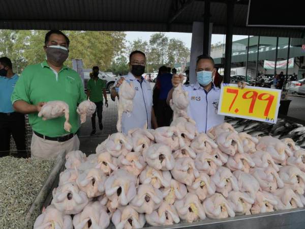 Pengarah KPDNHEP Negeri Johor, Mohd Hairul Anuar Bohro (kanan) dan Ketua Penguatkuasa KPDNHEP Johor, Mohd Hanizam Kechek (tengah) diiringi Pengurus Besar Econsave Cash & Carry Cawangan Selatan Mas Imran Adam (kiri) ketika menghadiri Program Jualan Keluarga Malaysia di Pasar Raya Econsave, Taman Daya.