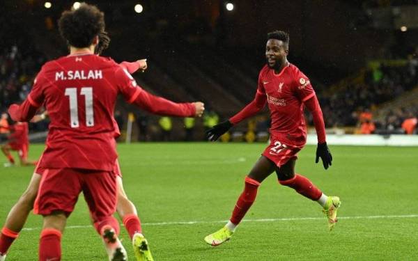 Divock Origi (kanan) meraikan jaringan bersama rakan sepasukan ketika aksi Liga Perdana Inggeris menentang Wolverhampton Wanderers di Stadium Molineux. - Foto AFP