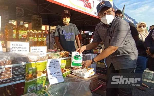 Hasnol Zam Zam (kanan) ketika meninjau PJKM di Tapak Pasar Tani Paroi Jaya, Seremban pada Ahad.