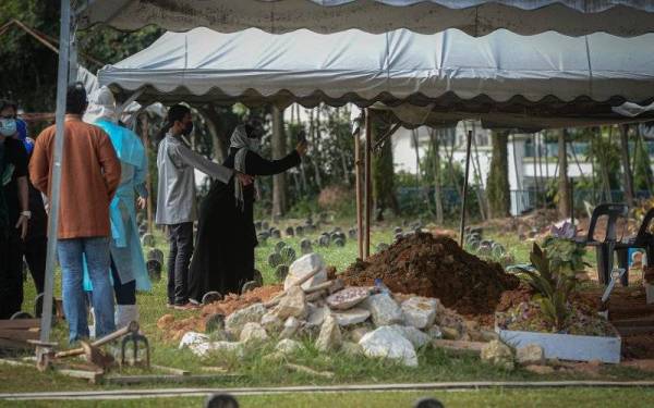 Jenazah Allahyarham Sabbaruddin Chik selamat dikebumikan di Tanah Perkuburan Islam Bukit Kiara pada Ahad. - Foto Bernama