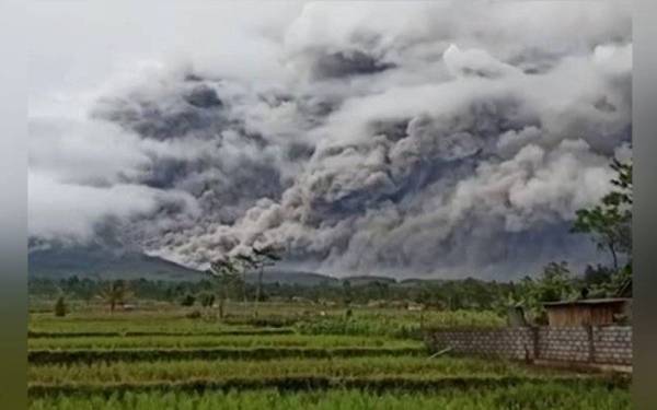 Gunung Berapi Semeru di Jawa Timur, Indonesia meletus pada Sabtu. - Foto AP