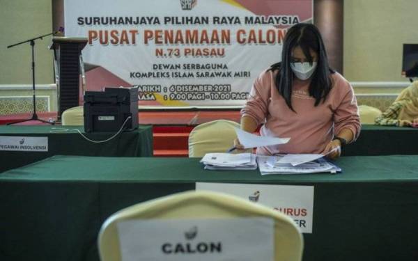 Petugas SPR membuat kerja-kerja persiapan di Pusat Penamaan Calon N73 Piasau bagi PRN ke-12 di Kompleks Islam Sarawak pada Ahad. - Foto Bernama
