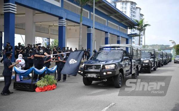 Timbalan Ketua Polis Negara, Datuk Seri Mazlan Lazim menyempurnakan penyerahan Toyota Hilux GS Cargo yang diterima PDRM kontinjen Terengganu pada Ahad.