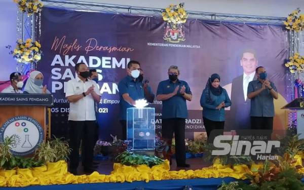 Mohd Radzi (empat dari kanan) ketika menyempurnakan gimik perasmian Akademi Sains Pendang di Jalan Jenun pada Ahad.