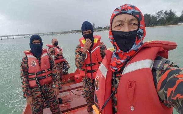 Anggota bomba melakukan operasi mencari dan menyelamat mangsa yang dikhuatiri maut dibaham buaya di laut berhampiran Kampung Sinakut Felda Sahabat 16, Lahad Datu pada Ahad.