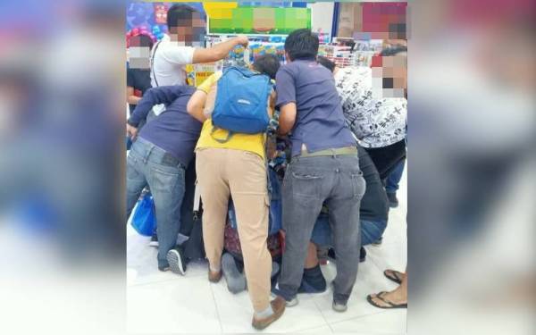 Gambar tular sekumpulan lelaki mengerumuni rak mainan di sebuah pusat beli-belah di Bukit Jalil pada Jumaat.