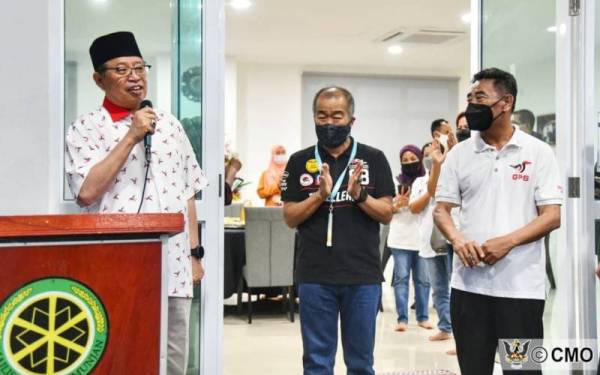 Abang Johari (kiri) berucap di hadapan penyokongnya di Gedong petang Ahad. Kredit Photo: CMO