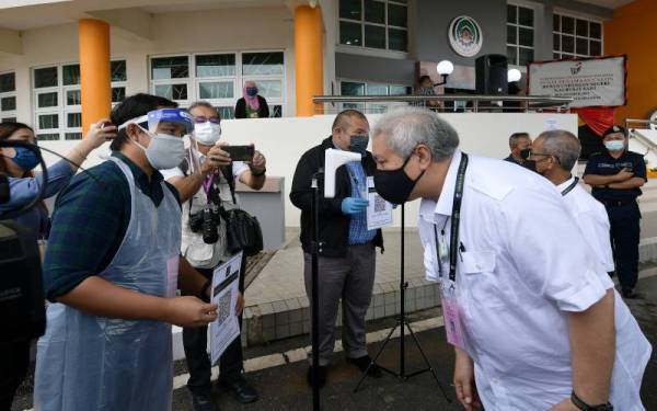 Datuk Amar Awang Tengah Ali Hasan (kanan) hadir di pusat pencalonan di Majlis Daerah Lawas hari ini bagi Pilihan Raya Negeri (PRN) Sarawak ke-12. - Foto Bernama