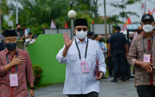 Abang Johari (tengah) tiba di Pusat Penamaan Calon N26 Gedong di Dewan Masyarakat Gedong, Gedong hari ini. - Foto bernama