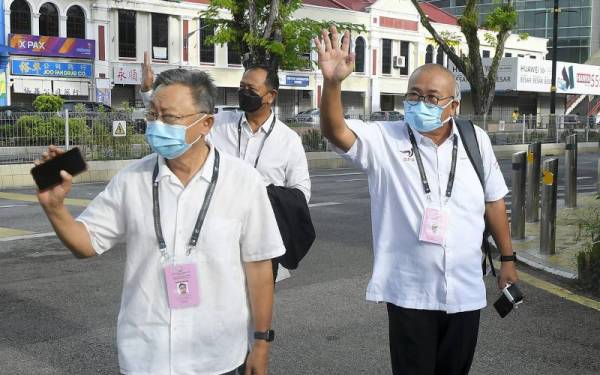 Calon GPS bagi DUN N74 Pujut Adam, Yii Siew Sang (kanan) ketika hadir di Pusat Penamaan Calon PRN Sarawak ke -12 di Majlis Bandaraya Miri hari ini. - Foto Bernama