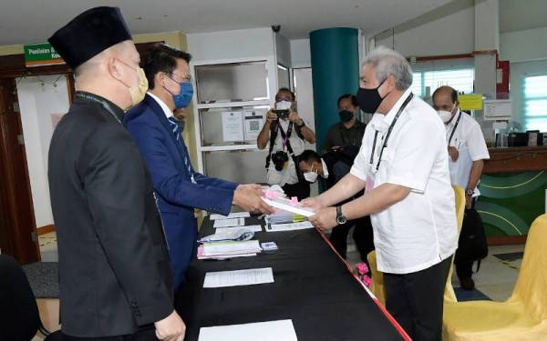 Awang Tengah menyerahkan kertas pencalonan di pusat pencalonan di Majlis Daerah Lawas hari ini bagi PRN Sarawak ke-12 hari ini. - Foto Bernama