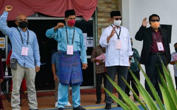 Abang Johari Tun Openg (dua, kanan) berdepan pertembungan empat penjuru di DUN Gedong dalam PRN Sarawak ke -12, hari ini. - Foto Bernama