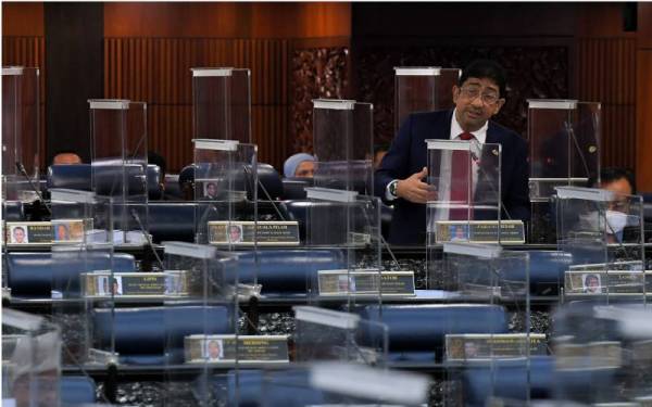 Zahidi menjawab soalan pada Pertanyaan-pertanyaan bagi Jawab Lisan sempena Mesyuarat Khas Penggal Ketiga Parlimen Ke-14 di Parlimen pada Isnin. - Foto Bernama 