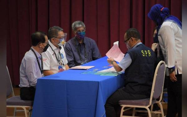 Wee Hong Seng membuat pendaftaran calon di Pusat Penamaan Calon (PPC) bagi DUN N.09 Padungan pada PRN Sarawak ke-12 di Auditorium MBKS hari ini. - Foto Bernama