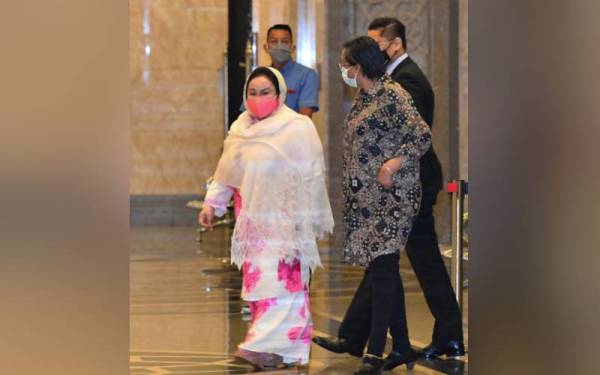 Rosmah (kiri) keluar dari Mahkamah Rayuan Putrajaya hari ini selepas mendengar rayuan berhubung keputusan Mahkamah Tinggi yang menolak permohonan untuk batalkan perbicaraan kes rasuah projek solar hibrid dan gugurkan Datuk Seri Gopal Sri Ram sebagai ketua pendakwaan dalam kes berkenaan. - Foto Bernama