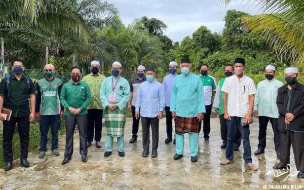 Khairil (dua dari kiri) dan Tuan Ibrahim (empat dari kiri) bersama Mohammad Arifiriazul (tiga dari kiri) ketika mengiringi calon tunggal Pas itu ke pusat penamaan calon di Beting Maro, Sarawak pada Isnin.