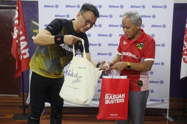 Ketua Pegawai Eksekutif Allianz General Insurance Company (Malaysia) Berhad Sean Wang menukar memento dengan Timbalan Pengerusi Kumpulan Karangkraf, Datuk Muhammad Nasir Hamzah.