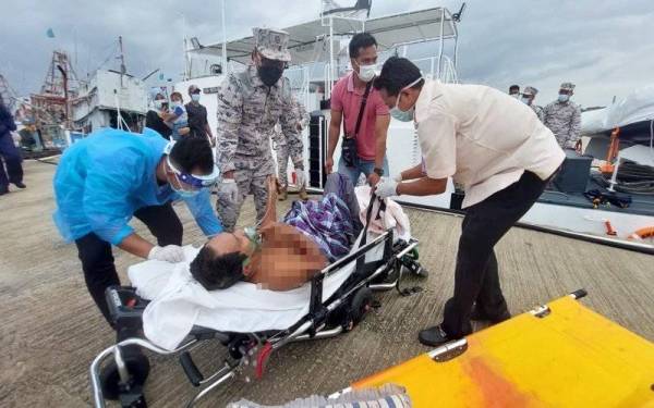 Anggota Maritim Malaysia membantu seorang warga emas yang diserang sawan untuk dihantar ke HSNZ, Kuala Terengganu bagi mendapatkan rawatan lanjut. Foto Ihsan Maritim Malaysia Terengganu