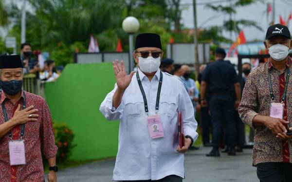 Ketua Menteri Tan Sri Abang Johari Tun Openg (tengah) tiba di Pusat Penamaan Calon N.26 Gedong di Dewan Masyarakat Gedong di sini, hari ini. - Foto Bernama