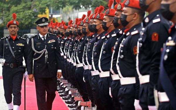 Mohamad (dua dari kiri) memeriksa barisan kawalan kehormat pada Majlis Serah Terima Tugas di Ibu Pejabat Polis (IPD) Daerah Seremban hari ini. - Foto Bernama