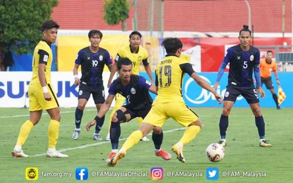 Akhyar cuba melakukan percubaan ke gawang Kemboja ketika aksi di Stadium Bishan sebentar tadi. - Foto FB FAM