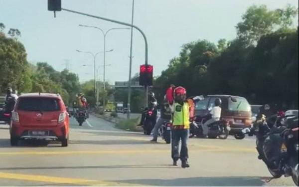 Seseorang marsyal tidak dibenarkan memberi apa juga arahan bagi tujuan menahan, memberhentikan atau melencongkan kenderaan tanpa kehadiran mana-mana pegawai polis atau juruiring daripada polis trafik.